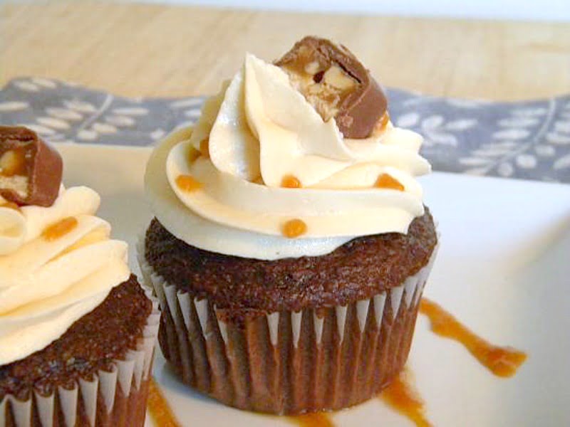 Snicker’s Cupcakes {Easy Cupcake Recipes}